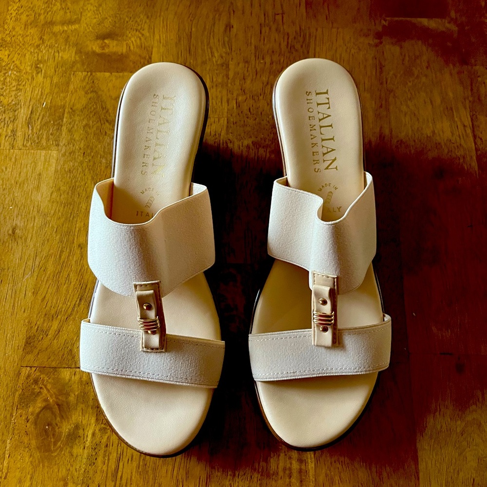 New without tag -Italian Shoemakers cream with gold accent shoes